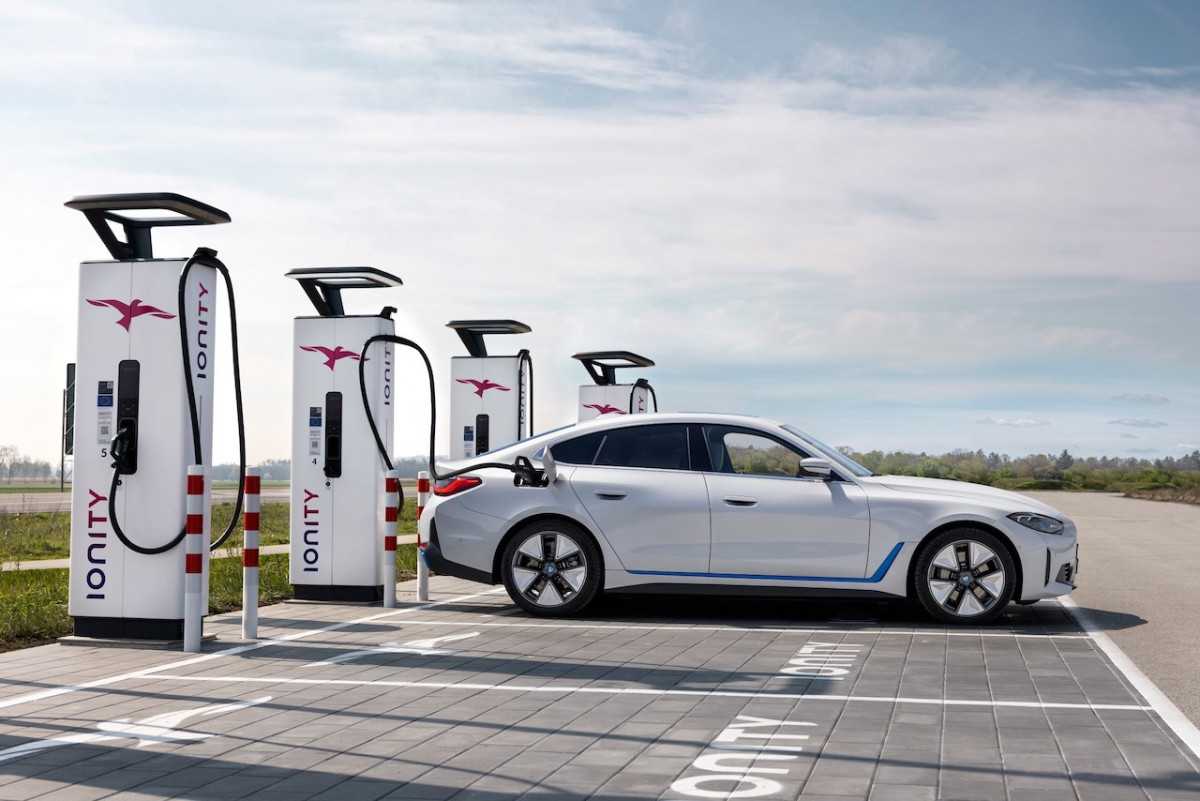 Tarp rudenį pasirodysiančių BMW elektrinių modelių – pirmasis M serijos elektromobilis