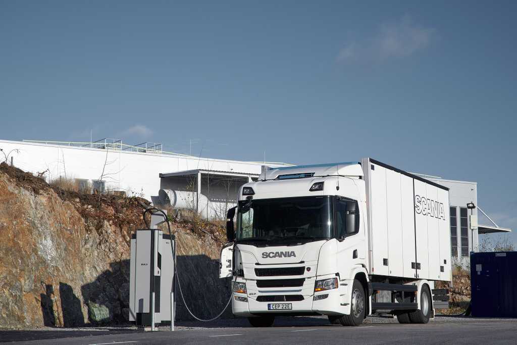 Pusės milijardo investicija: didieji gamintojai kurs elektrinių sunkvežimių įkrovimo tinklą