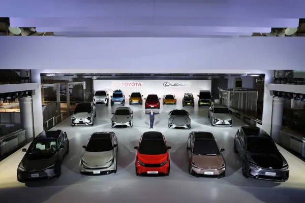 „Toyota“ pristatė ambicingą planą: greičiau nei per dešimtmetį elektromobilių gamą praplės iki 30 modelių