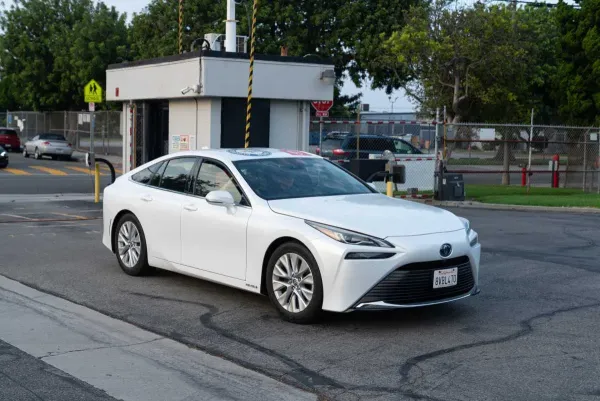 „Toyota Mirai“ pasiekė naują Gineso rekordą: įveikė 1 360 kilometrų visiškai be emisijos