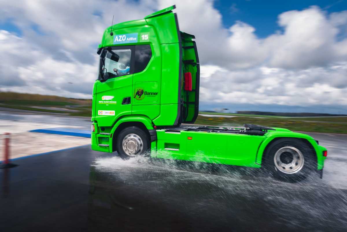 „DKV LIVE Metų sunkvežimio“ bandymuose – nuostaba: modernūs sunkiasvoriai nenusileidžia lengviesiems automobiliams