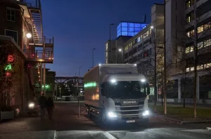 Nuo prekybos centrų iki miestų savivaldybių: kaip pristatymo sunkvežimiai Europoje iš dyzelinių virsta varomi elektra?