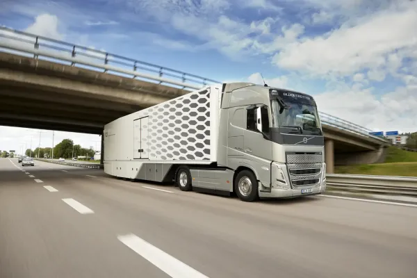 „Volvo FH“ sunkvežimis su „I-Save“ sistema skina pergales per degalų taupymo bandymus