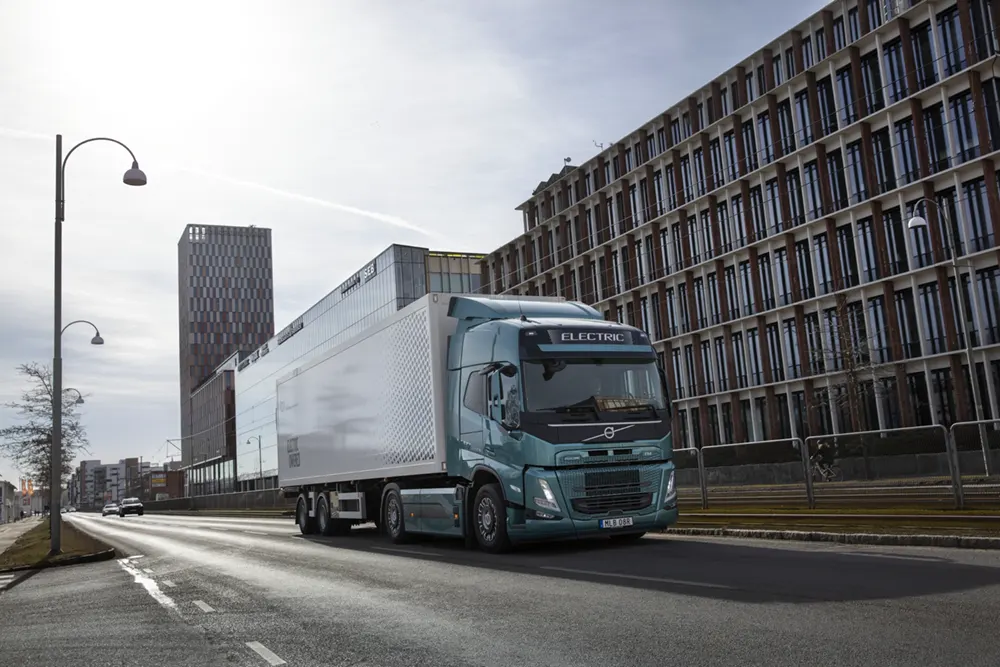 Pirmieji pasaulyje: „Volvo Trucks“ sunkvežimių gamybai naudos be iškastinio kuro išlietą plieną