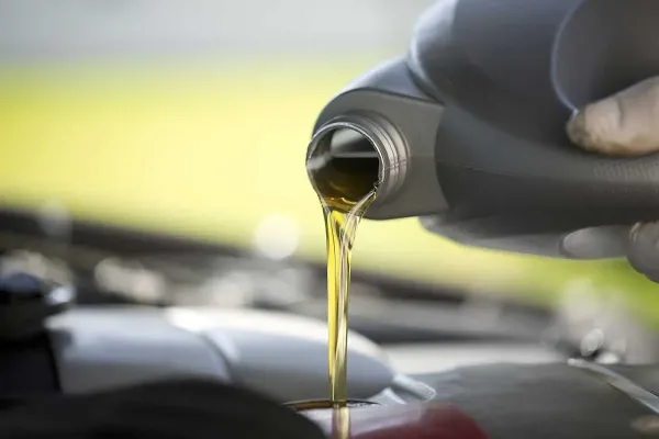 Mažesnis automobilio variklis: aplinka saugesnė, problemos didesnės