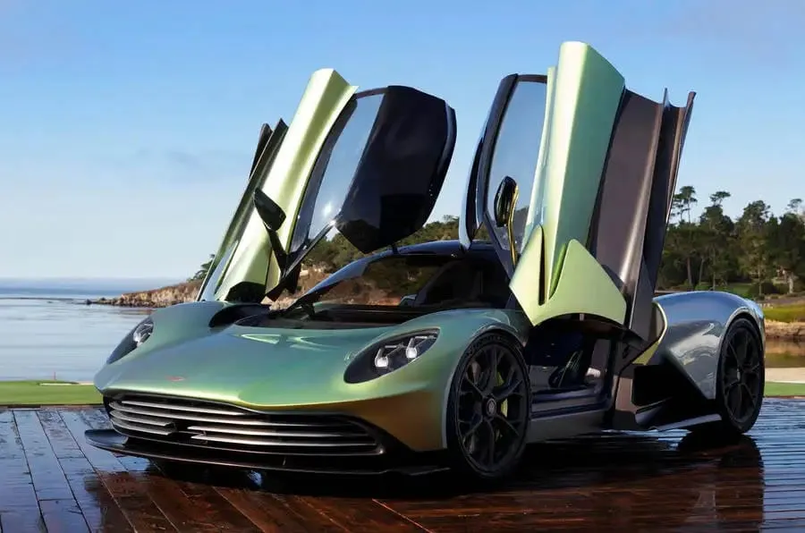 Parodė ir „Aston Martin Valhalla” interjerą