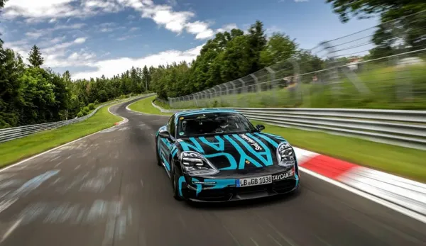 „Porsche Taycan“ elektrinis sportinis automobilis pasiekė naują Niurburgringo rekordą