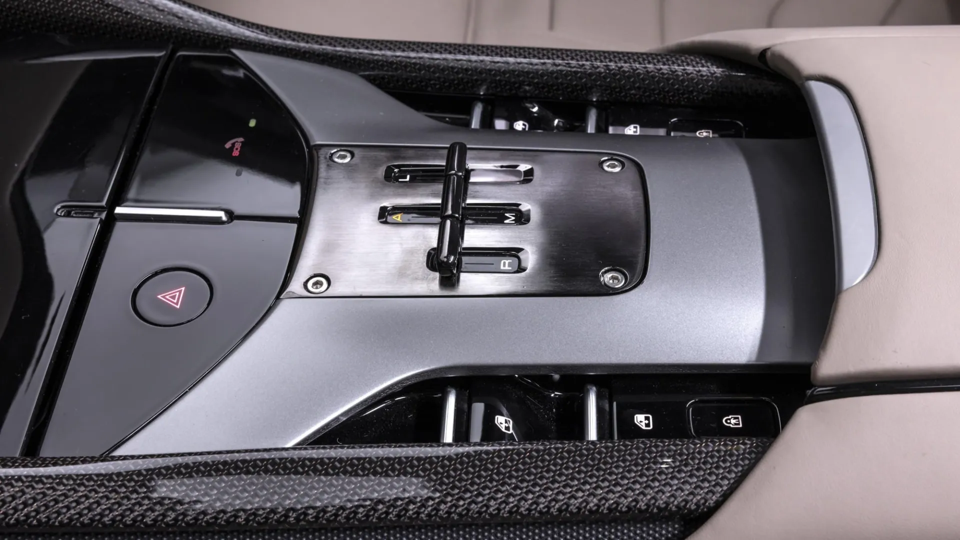 „Ferrari Purosangue” krosoveris: transaxle komponuotė ir 725 AG atmosferinis V12 variklis