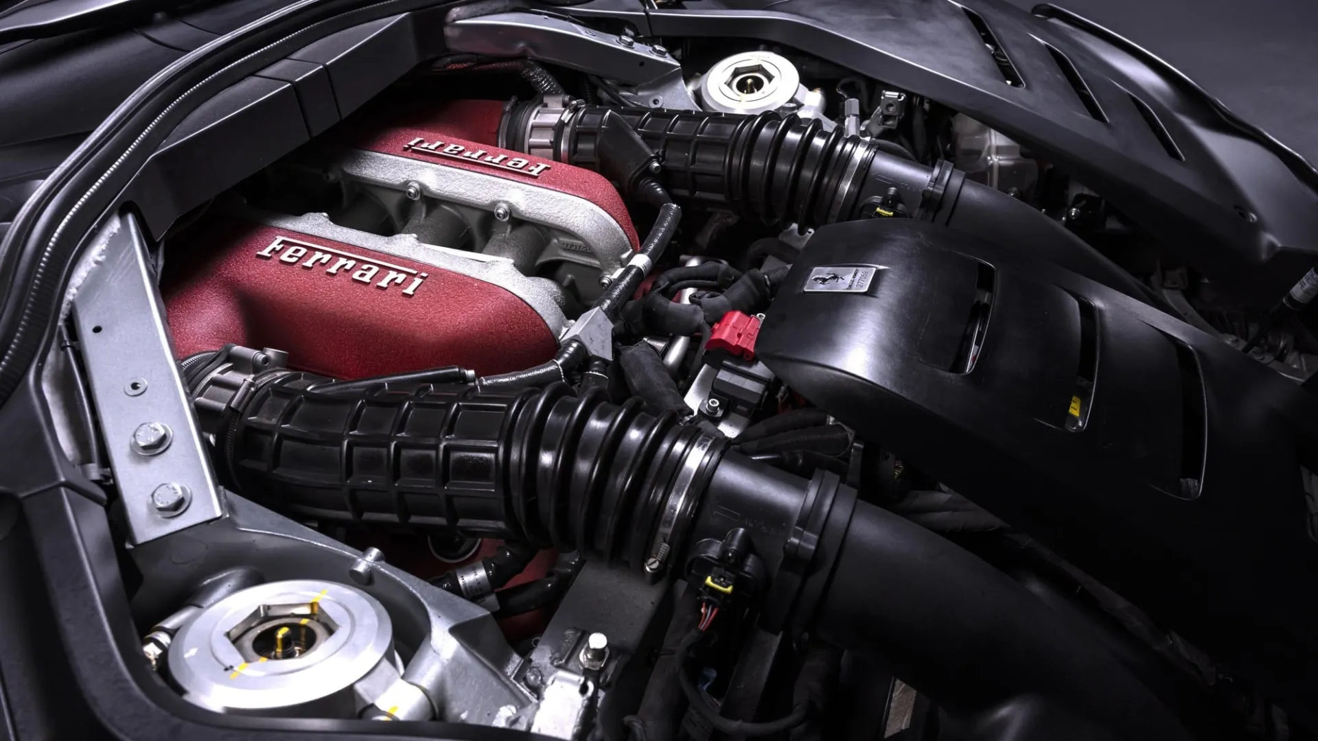 „Ferrari Purosangue” krosoveris: transaxle komponuotė ir 725 AG atmosferinis V12 variklis