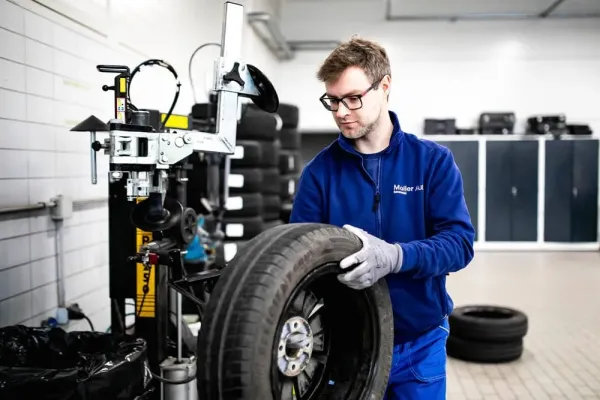 Apklausos rezultatai: tik 2 iš 10 lietuvių galėtų patys pasikeisti automobilio padangą