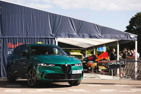 Gaudžiant formulės bolidui Vilniuje pristatyta naujoji „Alfa Romeo Tonale“