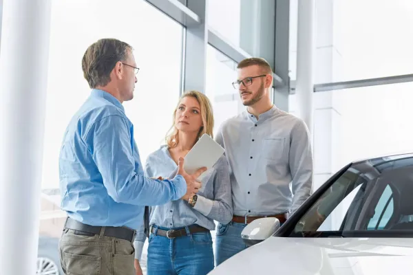 Naujo automobilio pirkimas: nebijant leistis į kompromisus ilgai laukti netenka