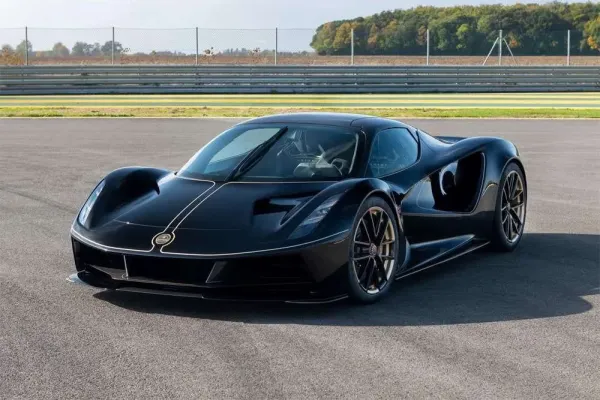 „Lotus Evija Fittipaldi”: speciali galingiausio pasaulyje superautomobilio versija su čempiono parašu