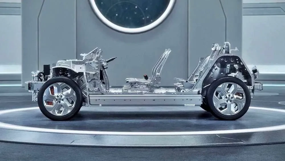 Siekianti konkuruoti su „Škoda” lenkų „Izera” naudos kinų „Geely” platformą