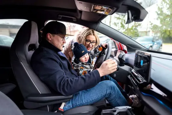Sukūrė receptą tobulam šeimos automobiliui: tėvams reikia bagažinės, vaikams – stoglangio