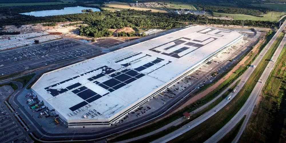 „Tesla” ruošiasi išleisti „Cybertruck”: nerūdijančio plieno pikapą-amfibiją