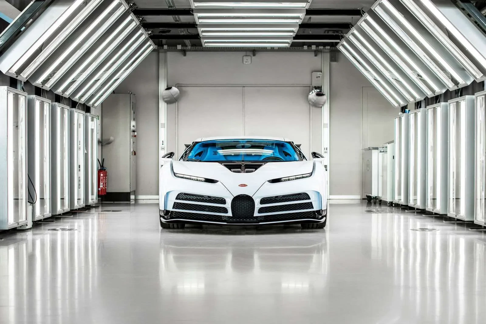 Paskutinis iš dešimties „Bugatti Centodieci” pristatytas savininkui