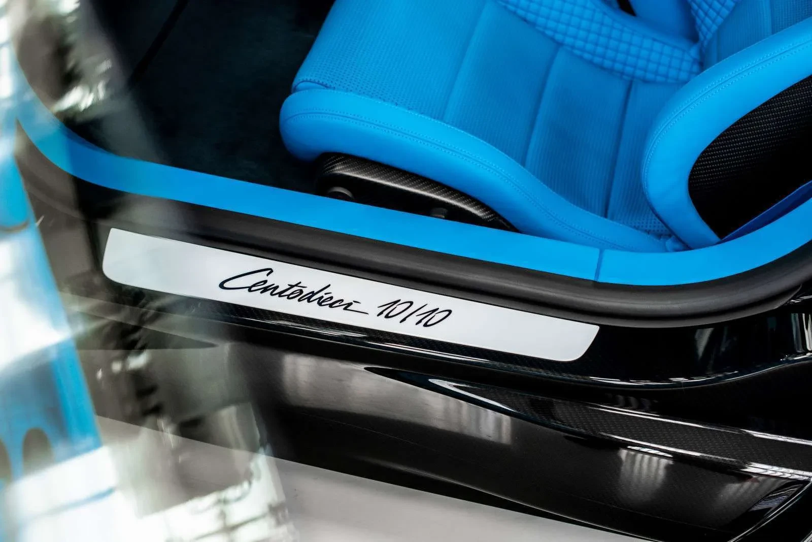 Paskutinis iš dešimties „Bugatti Centodieci” pristatytas savininkui