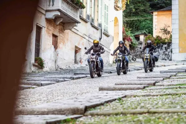 Naujienos motociklų pasaulyje: elektra ateina, bet benzinas nežada trauktis