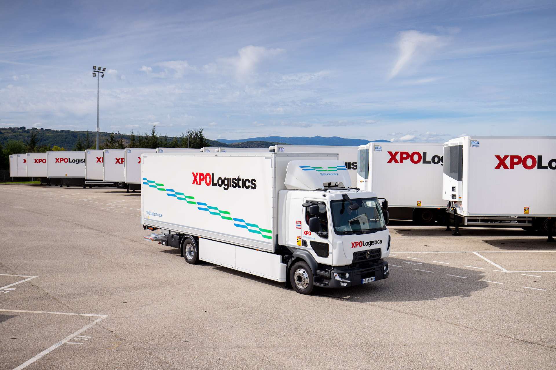 Šiuolaikinio krovinių vežimo milžinė perka 100 elektrinių „Renault Trucks“ sunkvežimių