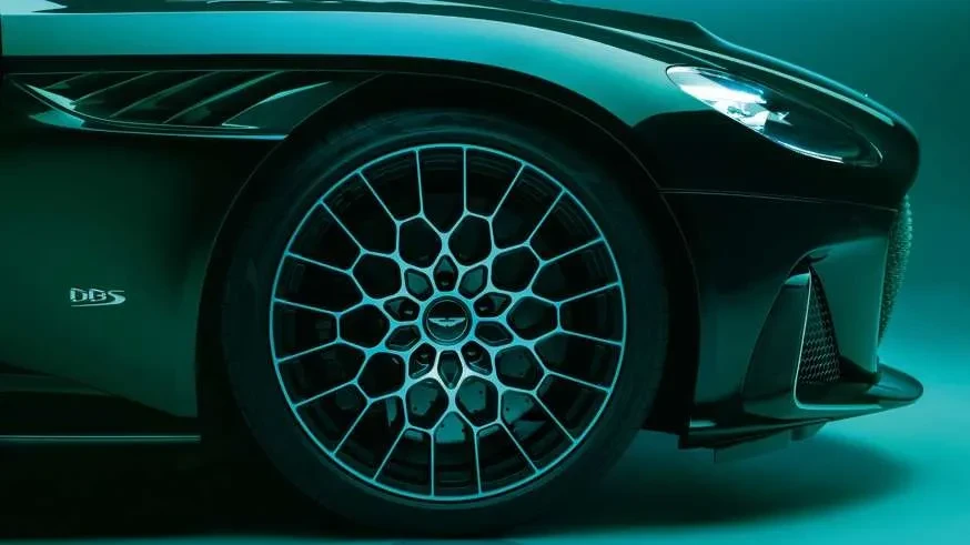 „Aston Martin” išslaptino „DBS 770 Ultimate”