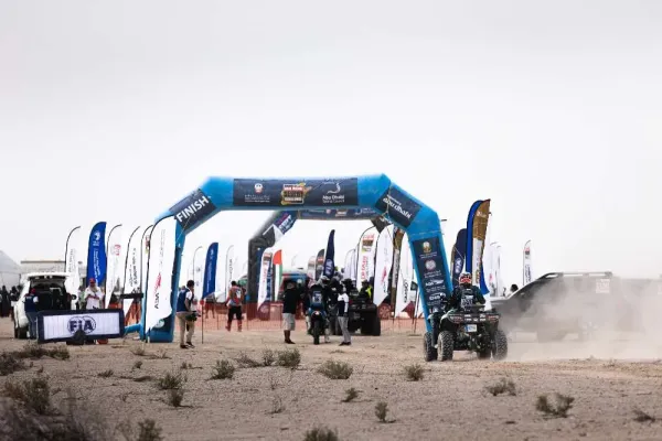 „Abu Dhabi Desert Challenge“ prasidėjo: 7 kilometrų prologas leido pajusti dykumos karštį