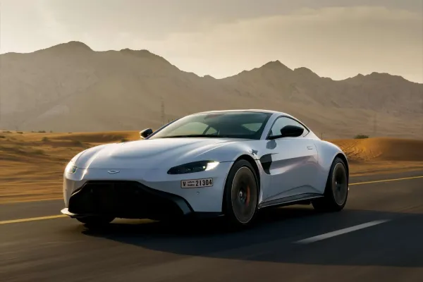 Automobilių sporto įtaka: ar į gatves išriedančiuose modeliuose diegiami pergales nešantys sprendimai?