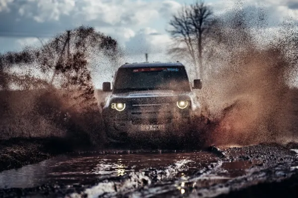 Laukinėse Druskininkų apylinkėse – pažintis su tikrosiomis „Land Rover Defender“ visureigių galimybėmis