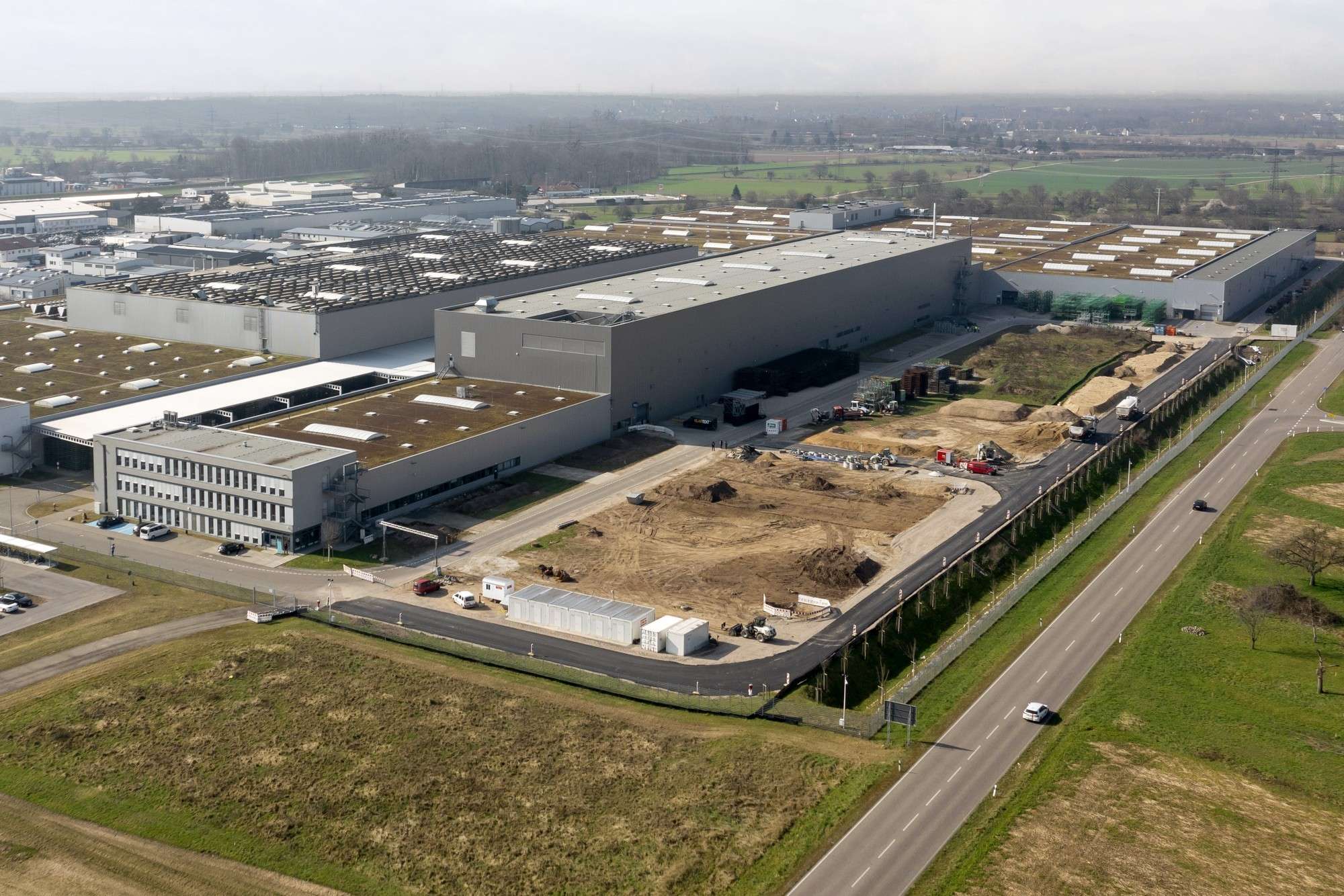 "Mercedes-Benz" pradeda statyti pirmąją elektromobilių baterijų perdirbimo gamyklą