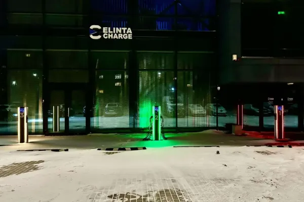 Trispalve mirgančios elektromobilių įkrovimo stotelės sulaukė netikėtos reakcijos