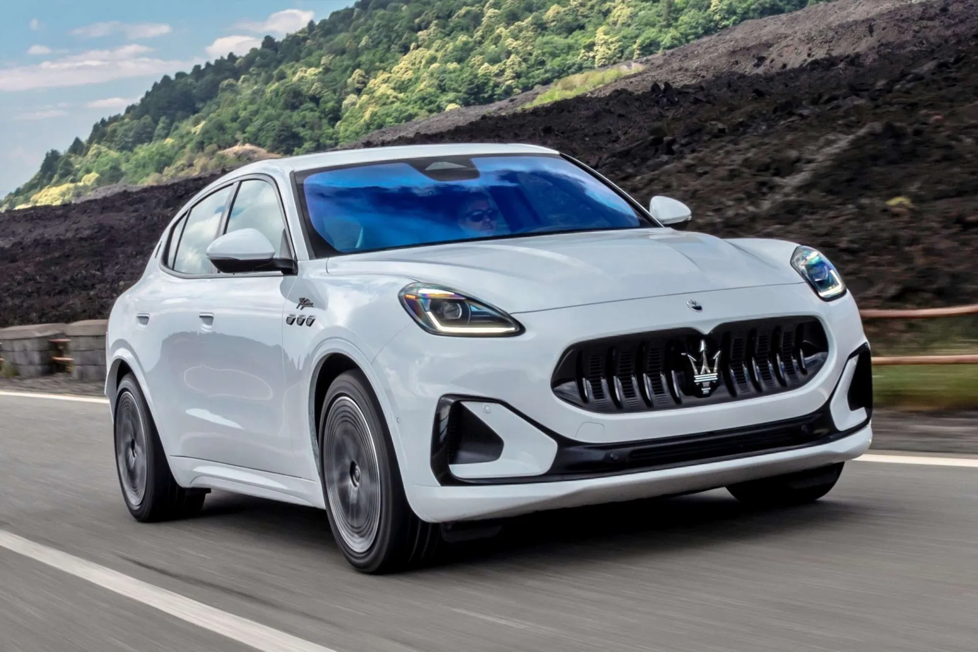 „Maserati Grecale Folgore” elektrinis krosoveris: beveik 2,5 tonos svorio ir 500 km vienu įkrovimu