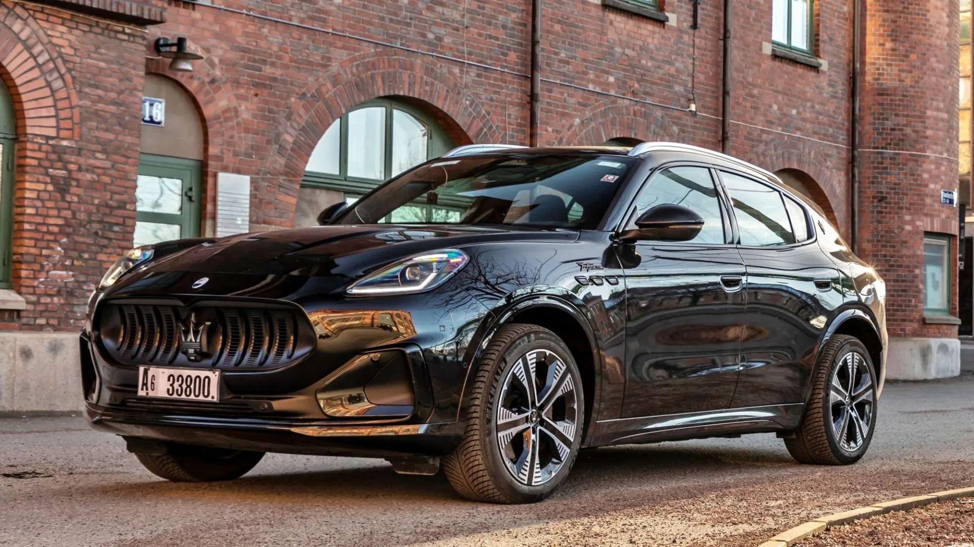 „Maserati Grecale Folgore” elektrinis krosoveris: beveik 2,5 tonos svorio ir 500 km vienu įkrovimu