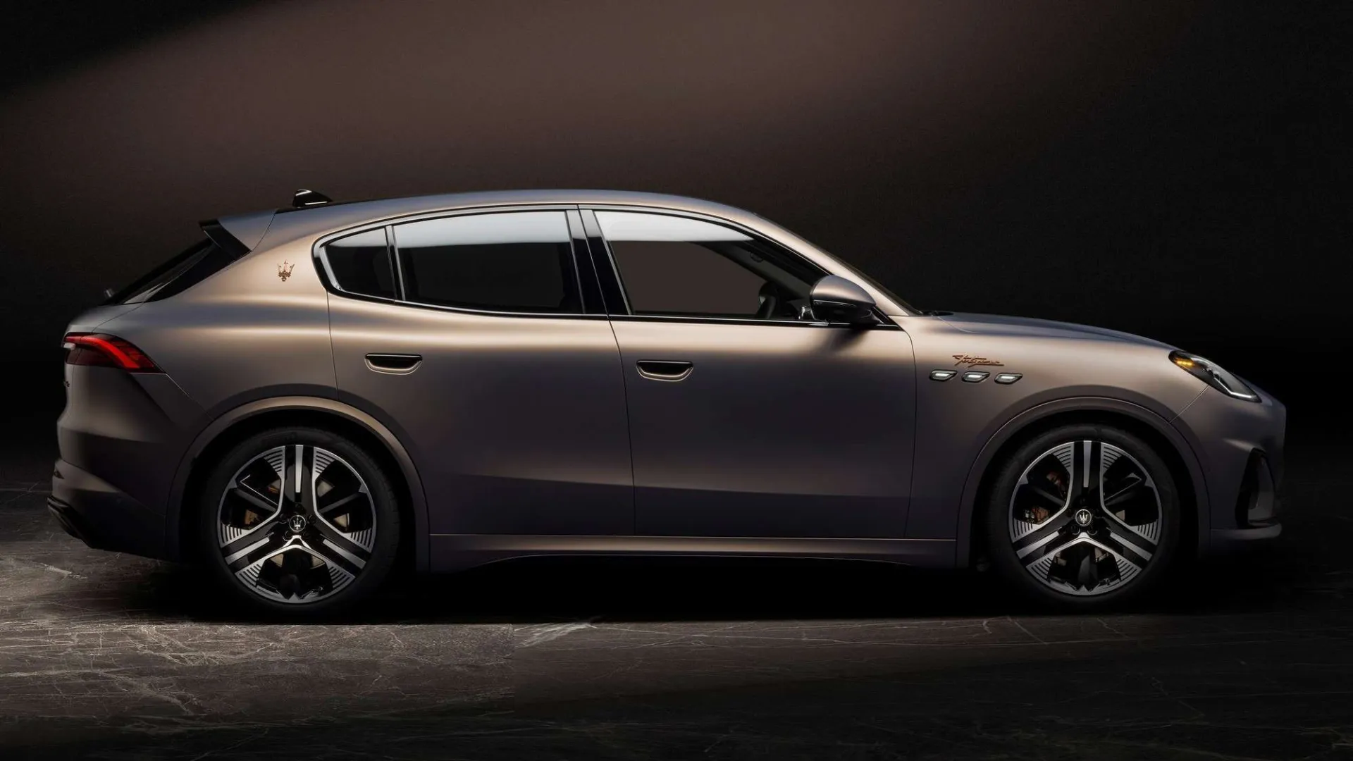 „Maserati Grecale Folgore” elektrinis krosoveris: beveik 2,5 tonos svorio ir 500 km vienu įkrovimu
