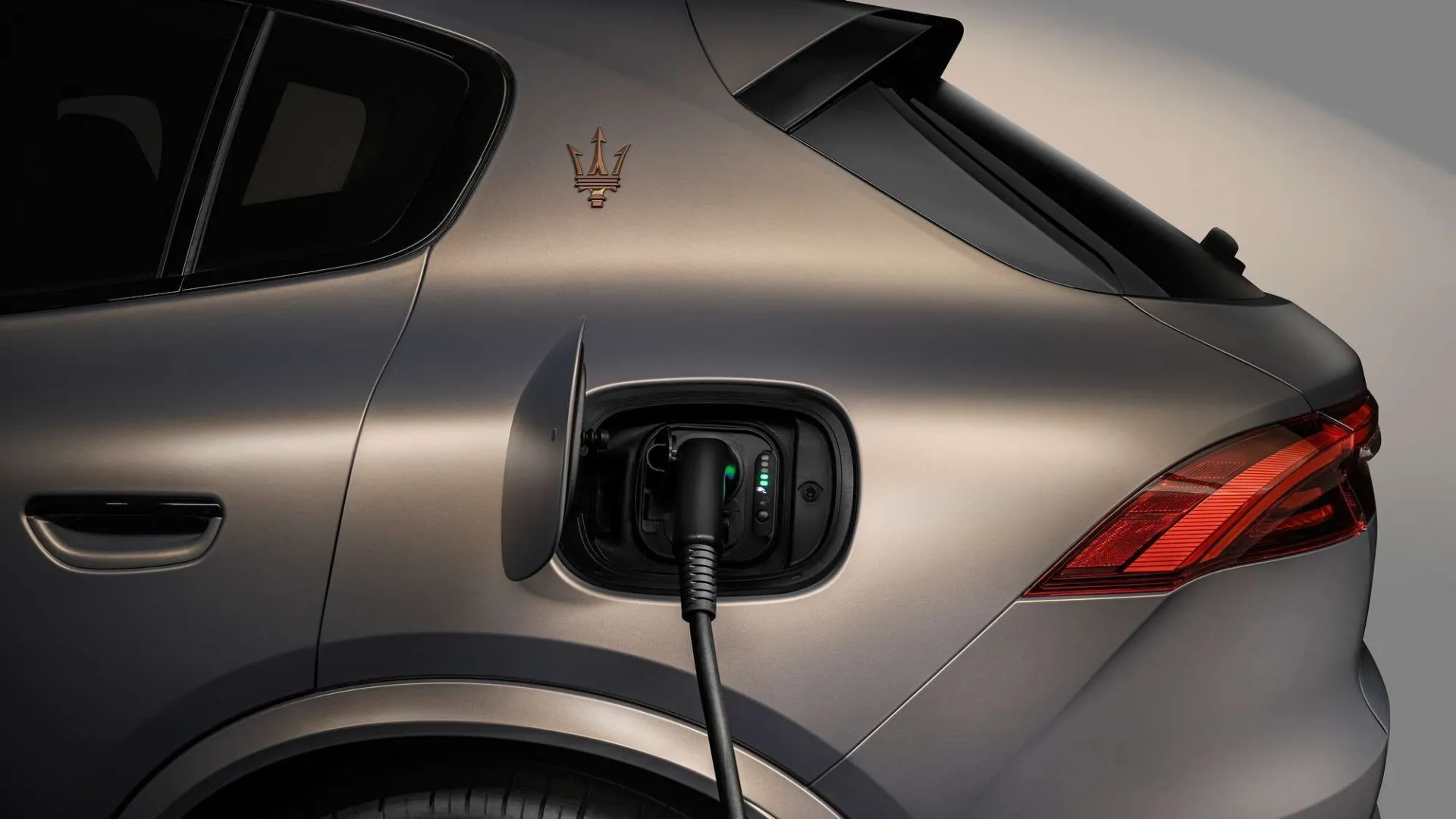 „Maserati Grecale Folgore” elektrinis krosoveris: beveik 2,5 tonos svorio ir 500 km vienu įkrovimu