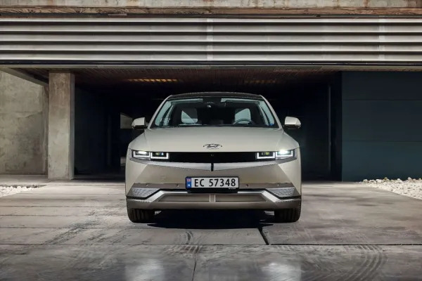 Dešimtmečio pokyčiai automobilių rinkoje: elektrifikacija, didesnės galimybės naujokams ir duoklė grožiui