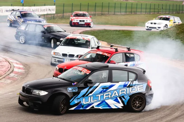 Savaitgalį Kuršėnuose aidėjo dvylikos valandų drifto festivalis