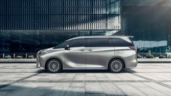 „Lexus“ žengė į naują segmentą: pristatytas prabangus mikroautobusas LM