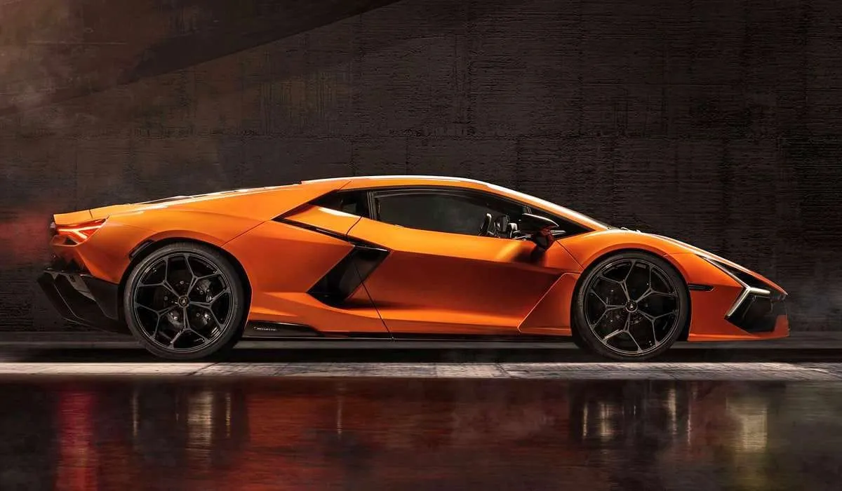 „Aventador” įpėdinis: „Lamborghini Revuelto”