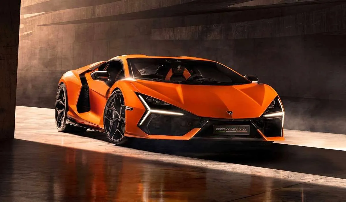 „Aventador” įpėdinis: „Lamborghini Revuelto”