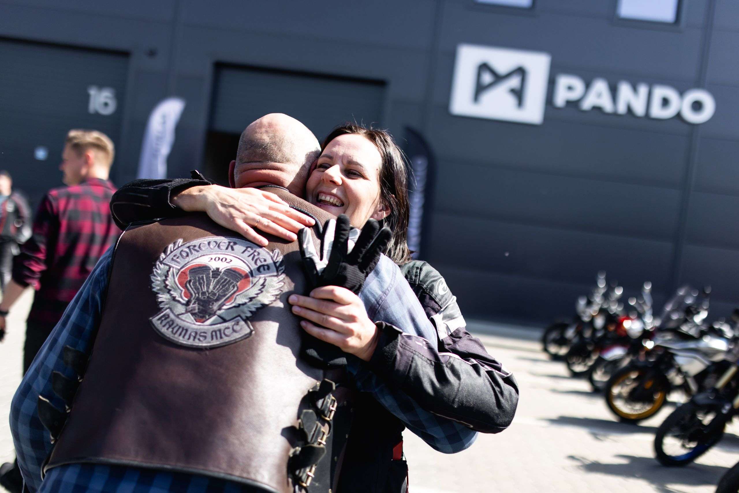 Lietuvoje kuria ypatingus drabužius motociklininkams: pasirinktos medžiagos tvirtumu lenkia net plieną