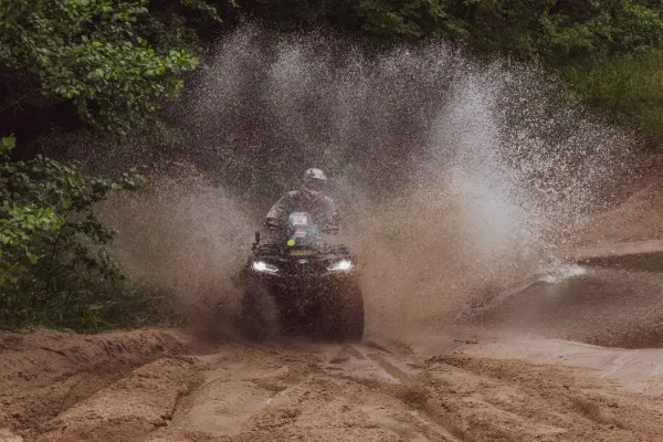 Įpusėjęs „Breslau rallye“: stiprus lietus ir gedimai trasoje