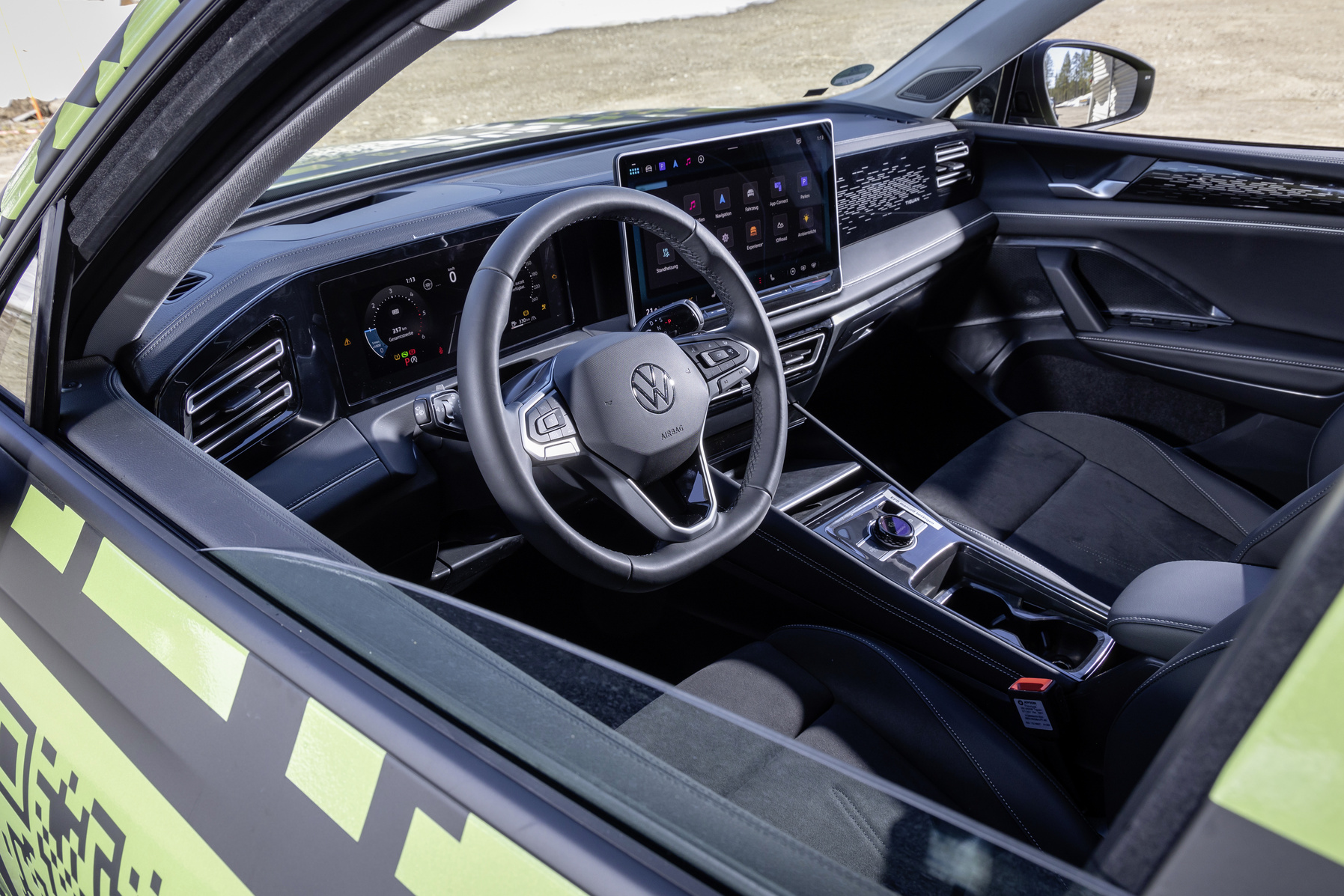 Naujasis „Volkswagen Tiguan“ išsiskirs aukštesnio segmento įranga ir 100 km elektros režimo atstumu