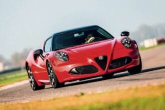 Netikėtas sugrįžimas: pristatytas kolekcinis sportinio automobilio "Alfa Romeo 4C" leidimas