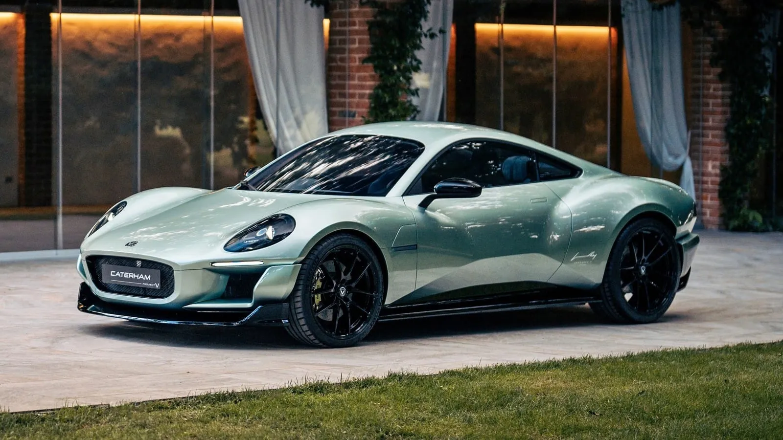„Caterham Project V”: lengvas ir stilingas trivietis sportinis automobilis kasdieniam gyvenimui