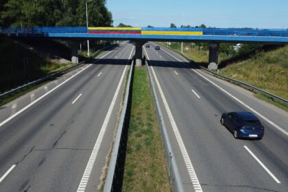 Mėlyna-geltona spalvomis nušvito net 100 kilometrų kelio: iškelta ir viena didžiausių Ukrainos vėliavų