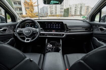 Automobilius pasitinkame pagal išvaizdą – palydime pagal saloną: koks jo kokybės receptas?