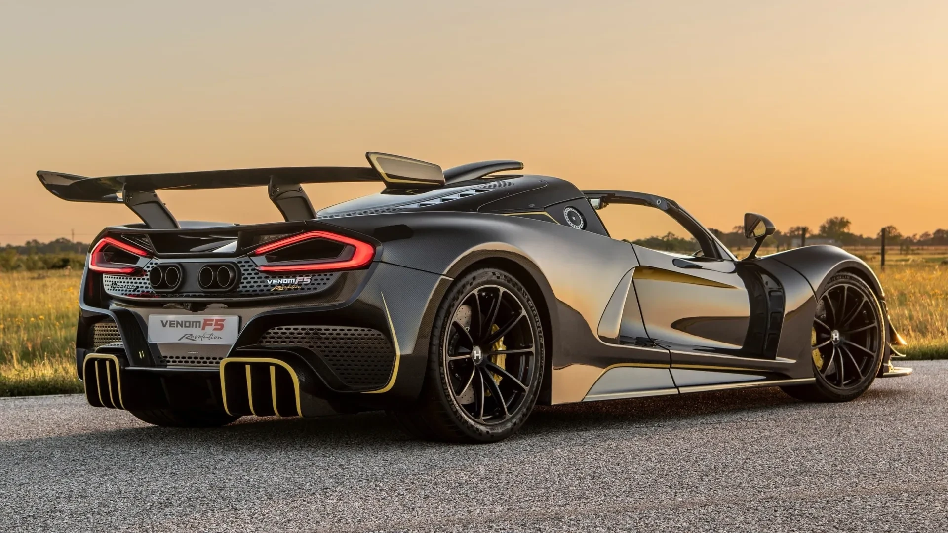 „Hennessey Venom F5 Revolution Roadster”: apnuogintas anglies pluoštas ir patobulintas valdymas