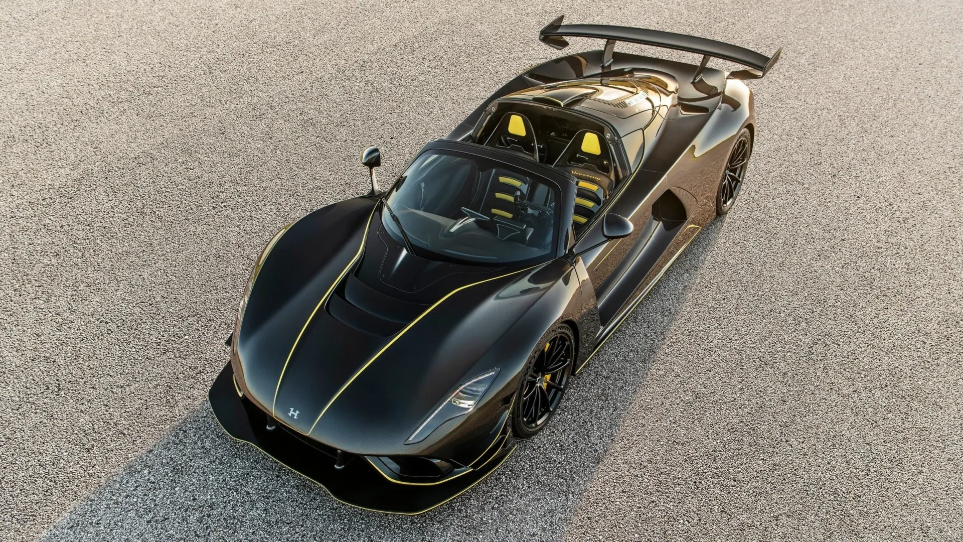 „Hennessey Venom F5 Revolution Roadster”: apnuogintas anglies pluoštas ir patobulintas valdymas