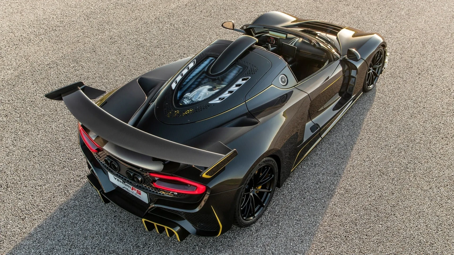 „Hennessey Venom F5 Revolution Roadster”: apnuogintas anglies pluoštas ir patobulintas valdymas