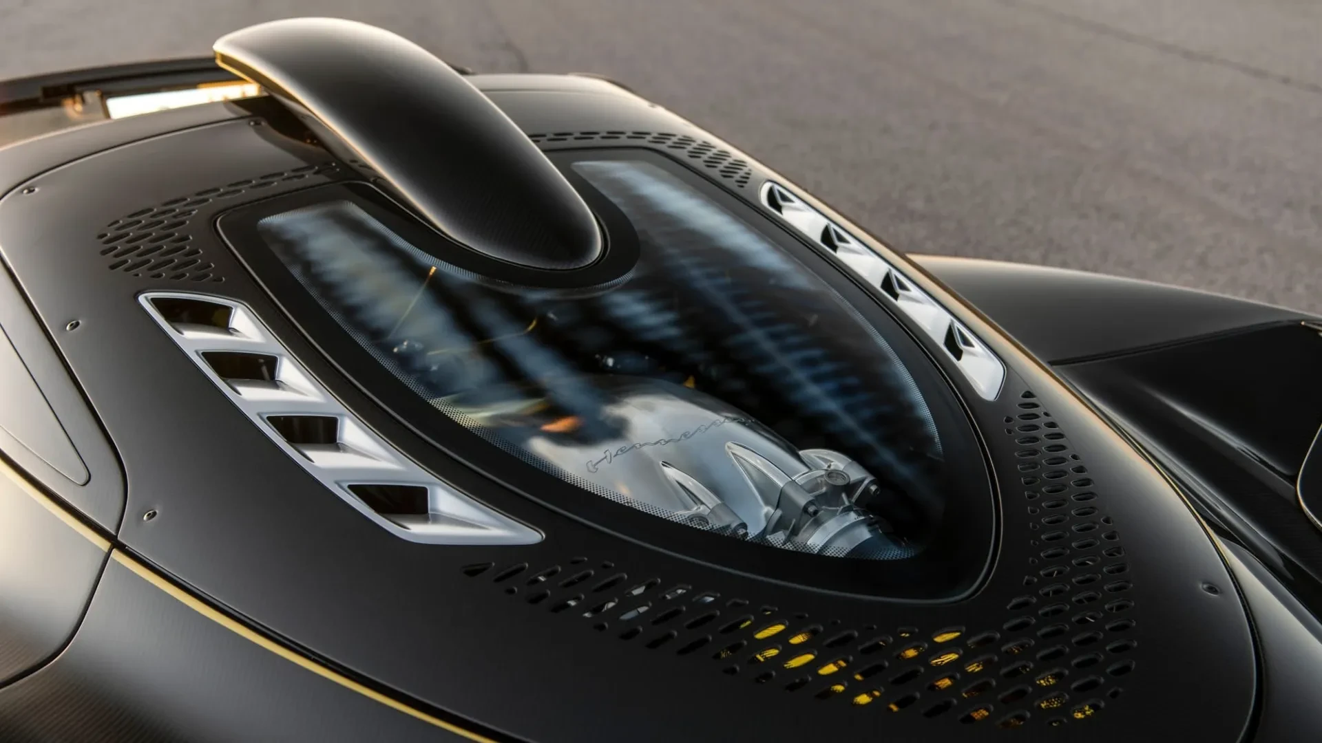 „Hennessey Venom F5 Revolution Roadster”: apnuogintas anglies pluoštas ir patobulintas valdymas